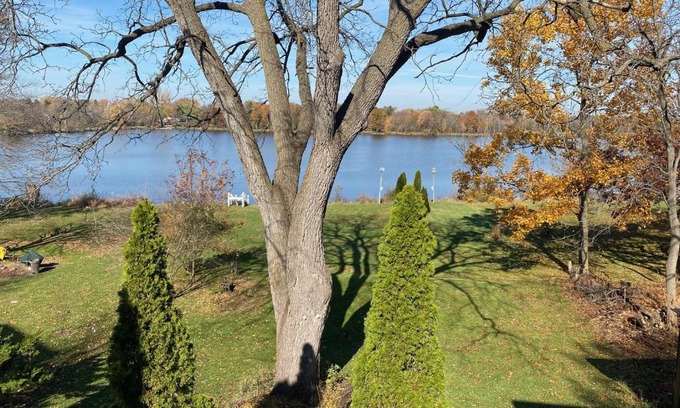Delavan House | Downtown Delavan Lake Home