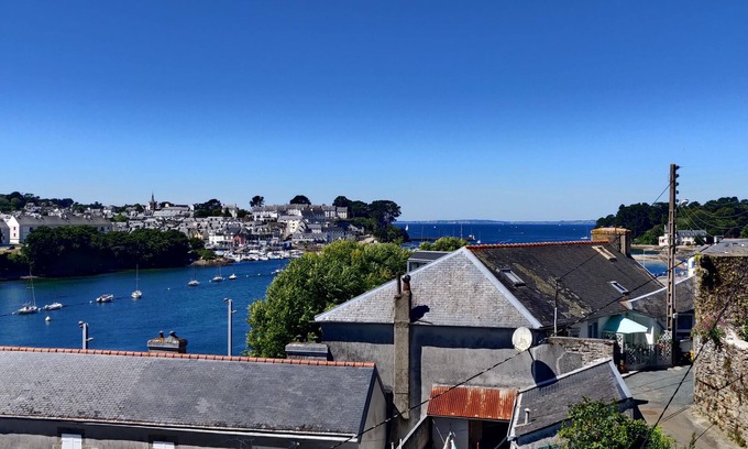 Douarnenez House | Downtown family home with garden and sea view