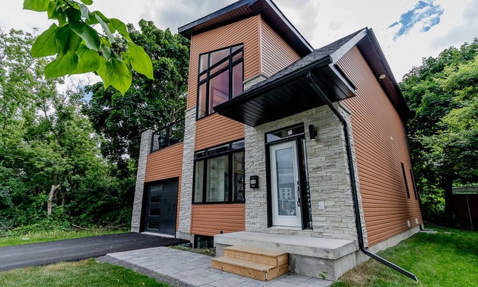 Belleville House | Downtown House 3BDR 2Bath BBQ HDTV Wi-Fi Balcony Sleeps up to 6