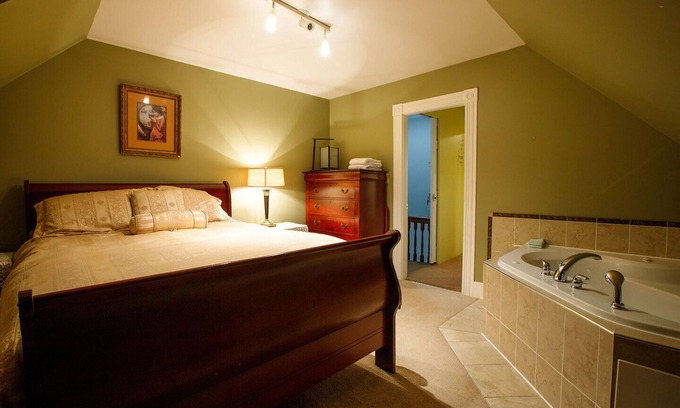 Queens Apartment | Downtown Liverpool, elegant garrett penthouse, Jacuzzi for two.