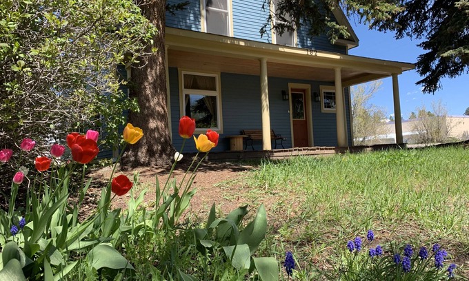 Chama House | Downtown Main St. Views of the Cumbres pass. Walk to the train, shops & dining.