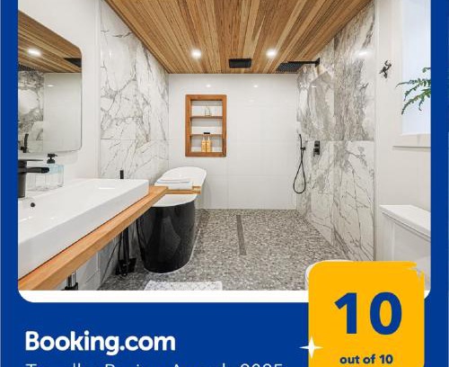 Parkdale Apartment | Downtown Oasis-2BR-Spa Bath-Pet Friendly, Free Parking