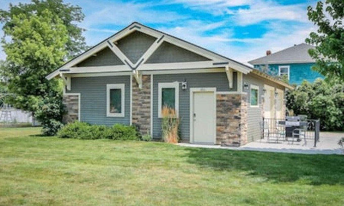 Baker City Cottage | Downtown Retreat - Cozy Getaway! Studio for 2, Local Golfing 50% Off!