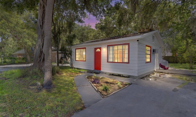 Gillespie Park House | Downtown Single Family Modern Bungalow close to beaches and dining by RedAwning