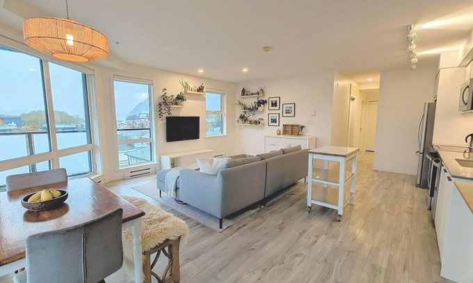 Squamish Condo | Downtown Squamish Penthouse with Mountain and Ocean Views