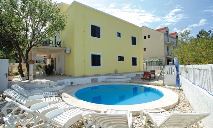 Cove Tri Zala (Zrnovo) Hostel | Dragan's Den - Bed in 12-Bed Mixed Dormitory Room No 4