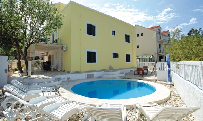 Cove Tri Zala (Zrnovo) Hostel | Dragan's Den - Bed in 12-Bed Mixed Dormitory Room No 2