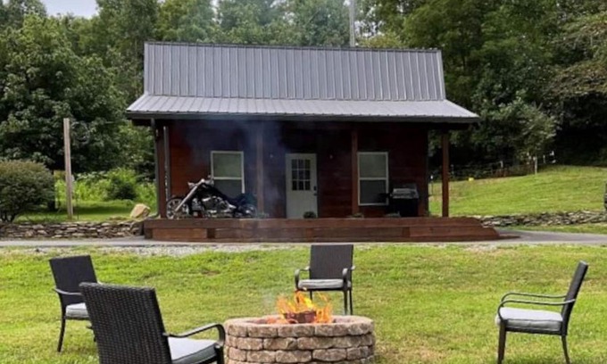 Robbinsville House | Dragon's Nest Cabin with Mountain Views