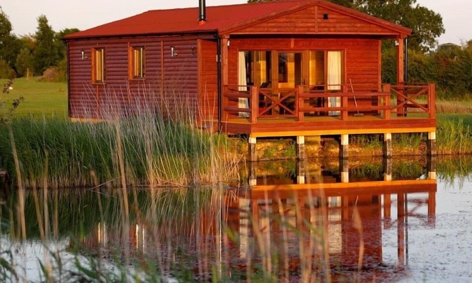 Boston Apartment | Dragonfly lodge -2BR log cabin with Lake view