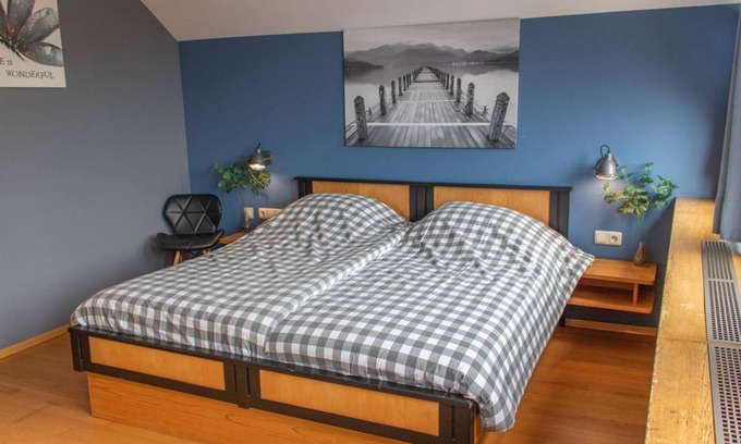 Seeboden Bed & Breakfast | Dreibettzimmer mit Aussicht auf die Berge - Pension Kärnten