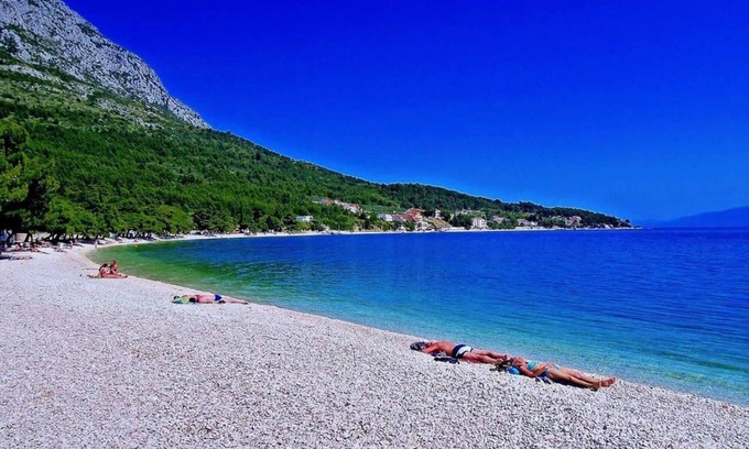 Gradac Apartment | DREAM LOCATION! Only 20 m to the beach. Apartment with air conditioning, WLAN, garden, parking lot