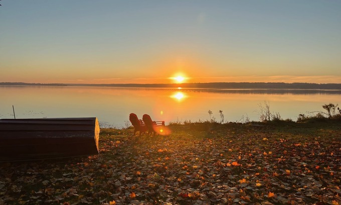 Bewdley Cottage | Dreamy & Comfy Lake Oasis ~ Hot Tub ~ Heated Pool ~ Dock - Coffee Bar