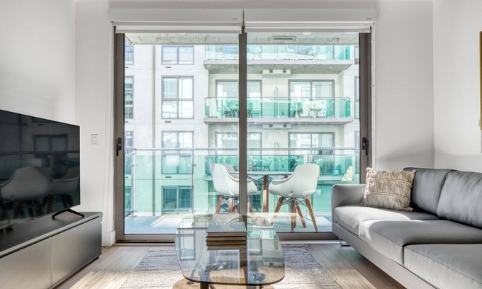 City West Apartment | Dreamy Downtown 1BR w/Pool, Gym & W/D near Staples Center, by Blueground (LAX 543)