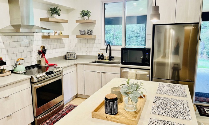 Sea to Sky Highway House | Dreamy & Private 2 bedroom Garden level suite with Sauna. Pet Friendly!