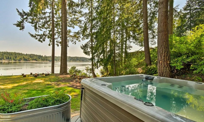 Olympia House | Dreamy Wooded Cabin with Private Beach and Kayaks!