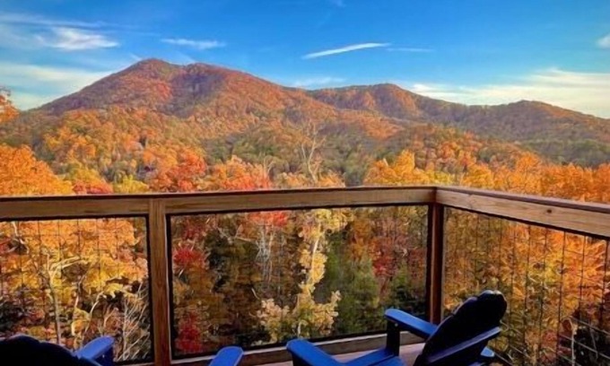 Wears Valley Cabin | DreamyRetreat@TimberCove: Views, Pet-Friendly, Game Room, Theater, Hot Tub, Wifi
