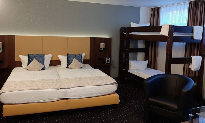 Langenau Apartment | Dreibettzimmer mit Dusche und WC