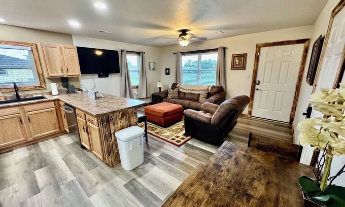 Mountain Grove House | Drew’s Delight - Relax in Comfort! Modern, Fully Remodeled, No Stairs!