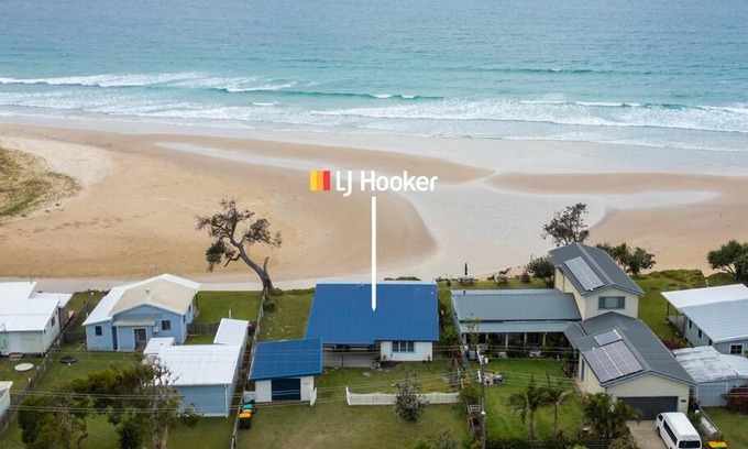 Brooms Head House | Driftaway - Absolute Beachfront - LJHooker Yamba