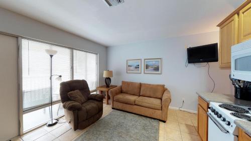 Isles of Capri Apartment | Driftwood Landing 17