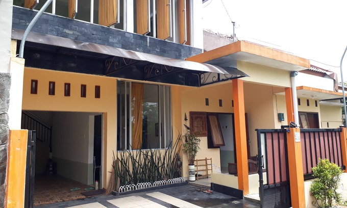 Ngaglik House | Drono Guest House terletak di sisi sawah dengan suasana yang tenang