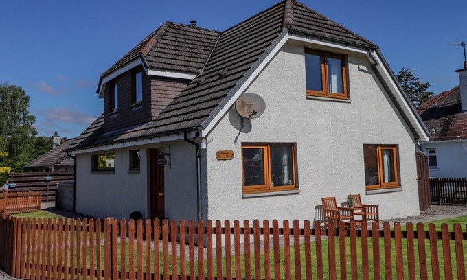 Grantown-on-Spey Cottage | DRUMMOND COTTAGE, pet friendly, with open fire in Grantown-On-Spey