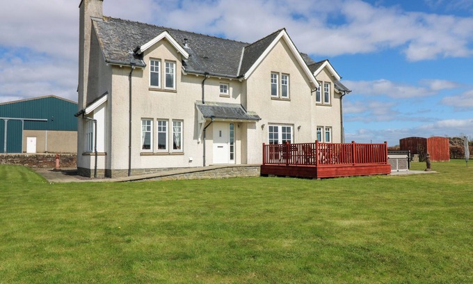 Arbroath Cottage | DRUMMYGAR MAINS, family friendly, with hot tub in Arbroath