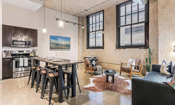 Warehouse District Apartment | DT 2BD Steps from Target Field Gym Kitchen Laundry