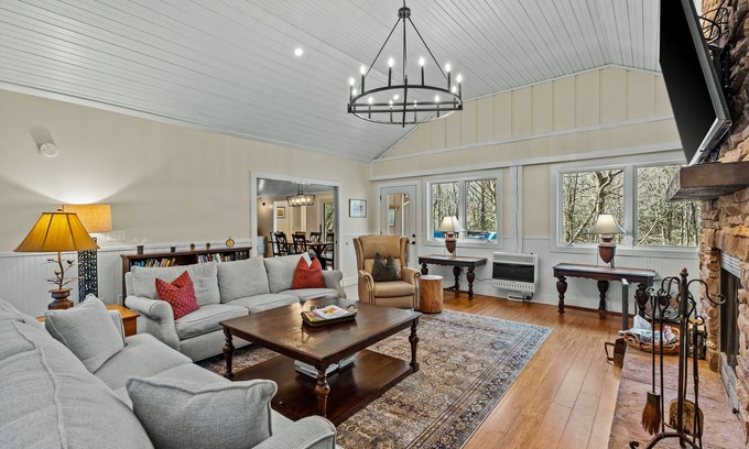 Highlands House | Duck's Nest - 2 BR Modern Retreat by the creek