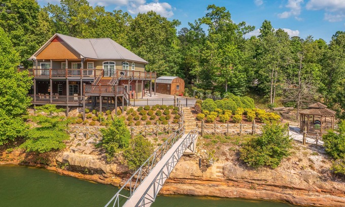 Houston House | Ducktail Pointe: 5 BR, 3 BA in Houston, Sleeps 14