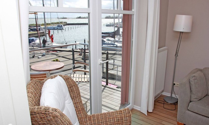 Lemkenhafen Apartment | DUO on the upper floor - apartment with harbor vie
