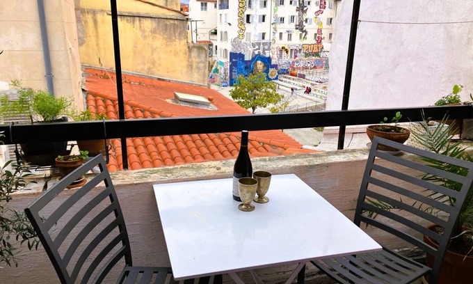 Quartier du Panier Apartment | Duplex apartment in an old town house in Le Panier, pedestrian zone.