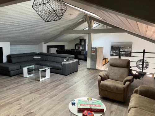 Montaigut-le-Blanc House | Duplex avec poêle à granulés et garage à motos