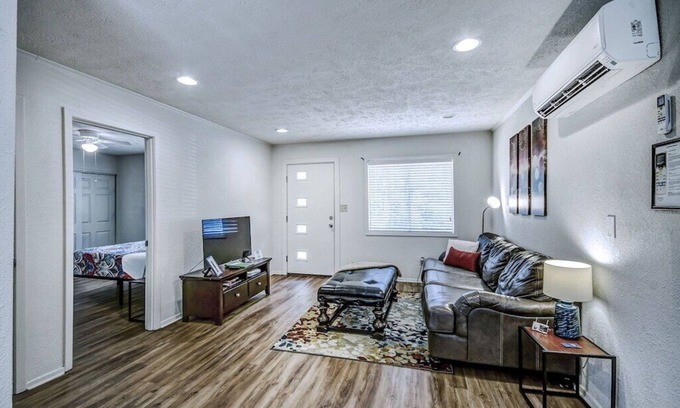 Fondren House | Duplex by Hospitals - Across from the District