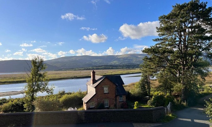 Cwrt House | Dyfi Hideaway - Holiday Cottage Snowdonia - Stunning River & Valley Views - Ynyshir