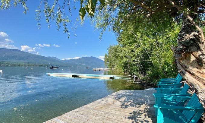 Blind Bay House | EAGLE BAY SEMI-LAKEFRONT - 2 PRIVATE SUITES - KING BEDS - LAKE ACCESS