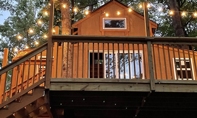 Florence House | Eagle Crest Treehouse with lake view.
