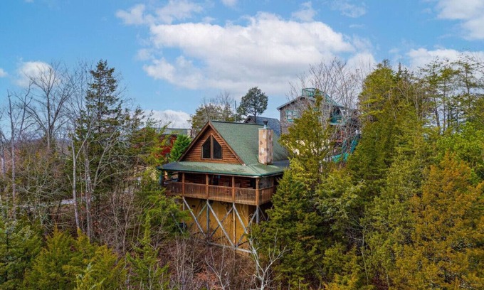 Sevierville Cabin | Eagle's Bluff Lookout: Mountain View & Game Room!