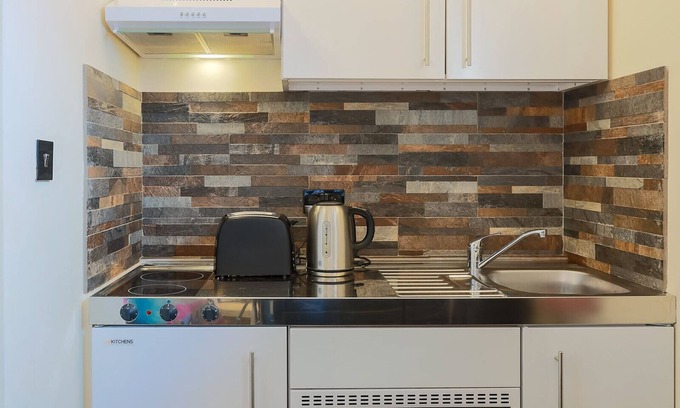 Grafton Regis Apartment | Eakley Stables - Weiser