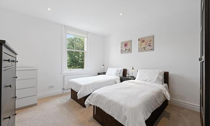 Ealing Common Apartment | Ealing Broadway - Lovely 2-bedroom flat with offstreet parking