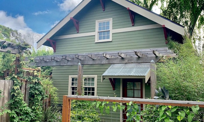 Ballard Cottage | Earl Carriage House: Upscale & Private Guest House