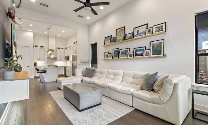 Chestnut House | East Austin, 4 BR, Modern - The Allen