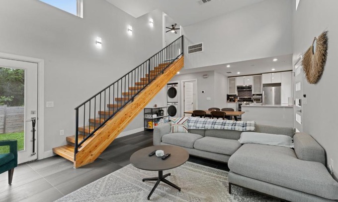 MLK House | East Austin Home with In-Law Suite plus Office and Fast Wifi