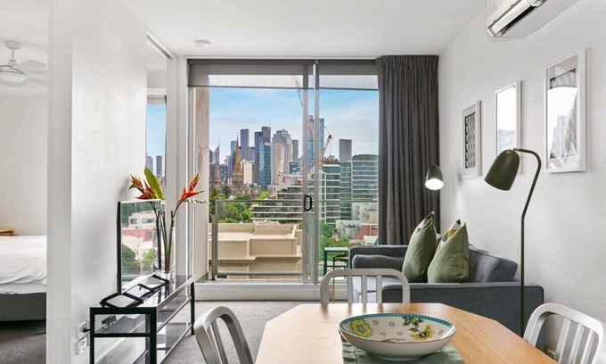 East Melbourne Apartment | East Melbourne Apartmnt: City Views & Pet-Friendly!