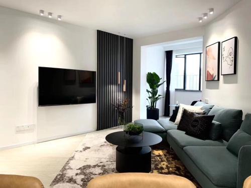 Jing'an Apartment | Eastern Hub - Jing'an Temple Branch Stylish 3-Bedroom in Bustling Area, Surrounded by Trendy Bistro and Bar Street, Only 100m from Subway