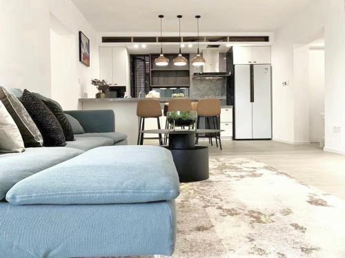 Jing'an Apartment | Eastern Hub - Jing'an Temple Branch Stylish 3bedrooms in Bustling Location Surrounded by Trendy Bistro and Bar Street, Only 100m from Subway