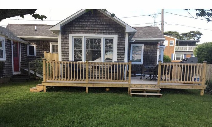 Easton's Point Cottage | Easton's Point Beach House, Close To Newport And Beaches