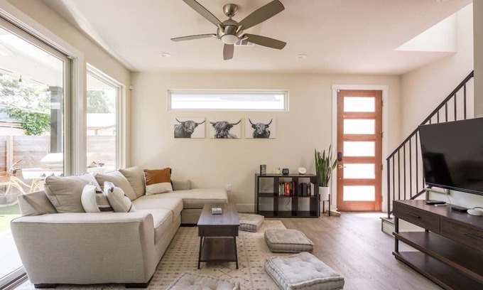 Govalle House | Eastside Escape *backyard games, Walk to Bars, Brews & Good Eats*