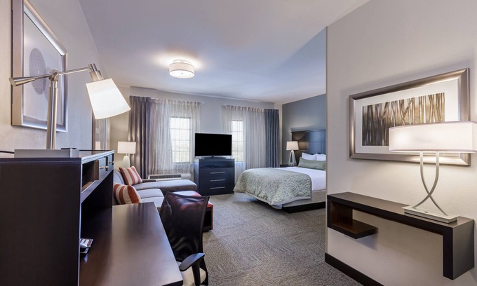 Fossil Creek Apartment | Easy Access to Convention Center | Free Breakfast + Outdoor Pool