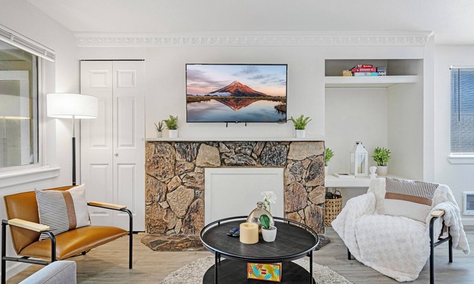 Kenmore Apartment | Easy Commute 4 beds Condo Steps from Scenic Trails